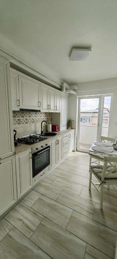 Apartament 1 Mai Bloc Nou-Self Check-In Крайова Экстерьер фото