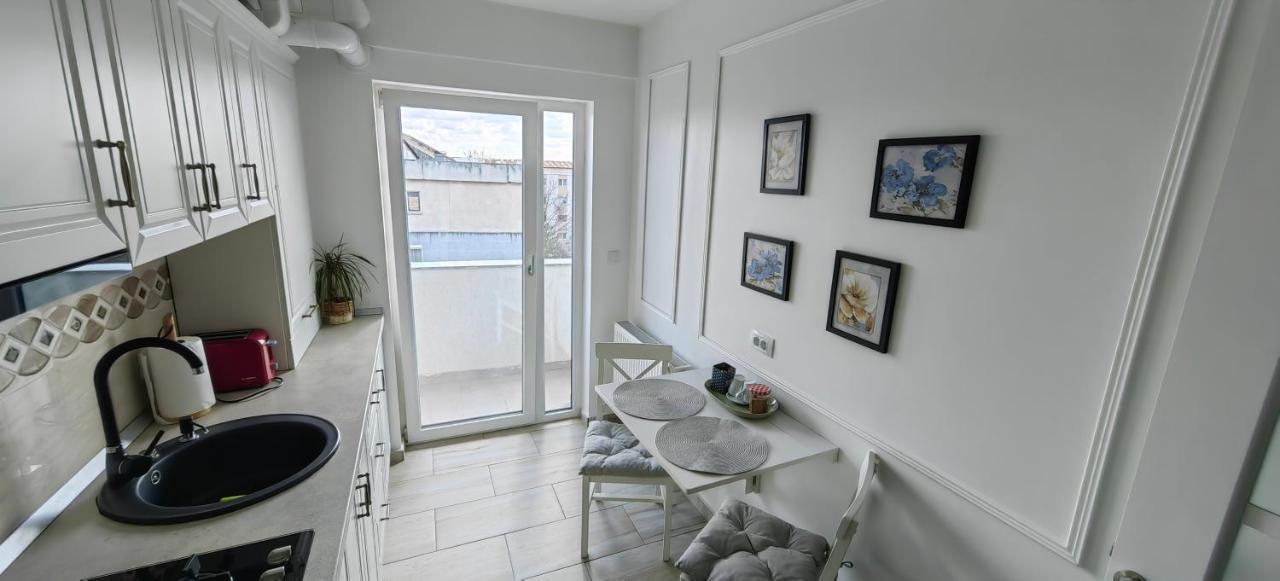 Apartament 1 Mai Bloc Nou-Self Check-In Крайова Экстерьер фото